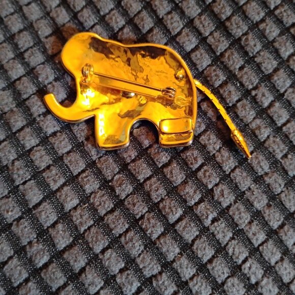 Golden Elephant Brooch With Movable Tail - Picture 5 of 9